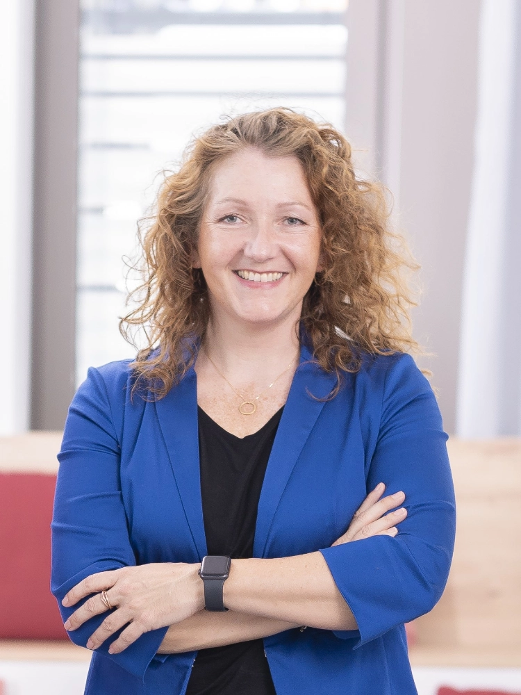 Stefaniel Heilken ist Senior Presserefertin - Profilbild in leuchtend blauem Blazer