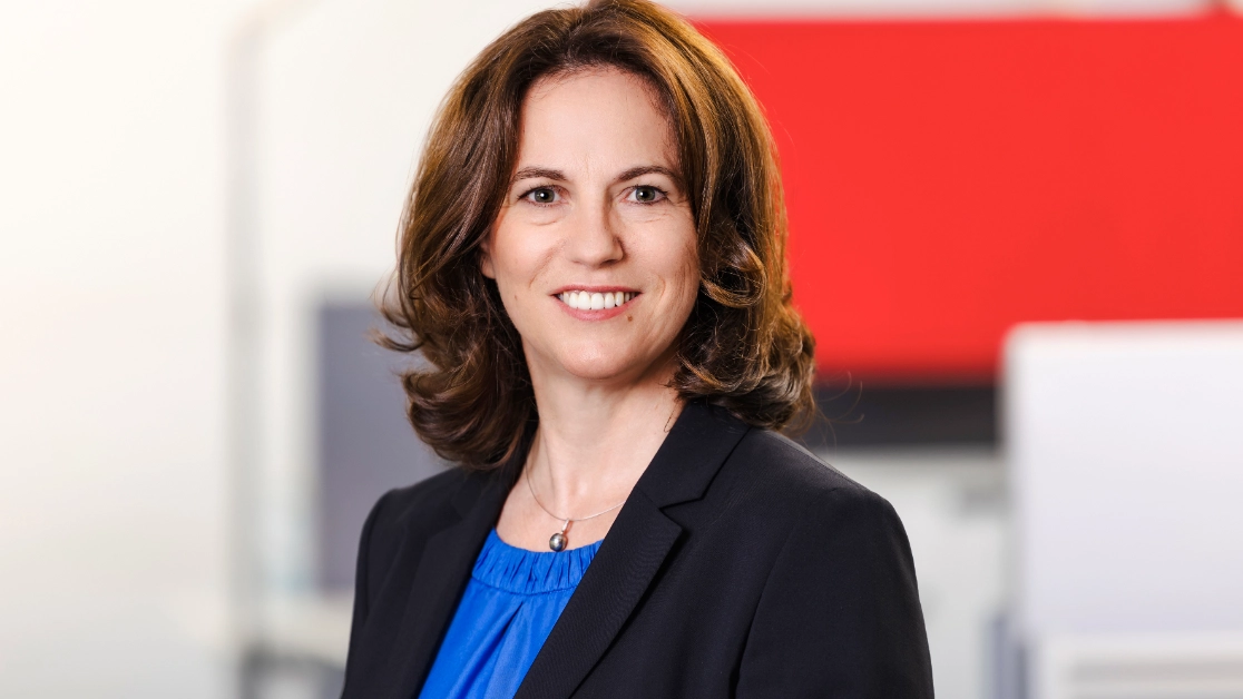Claudia Kaiser leitet das Risk Services Team in der DACH-Region - Profilbild in dunkelblauem Blazer
